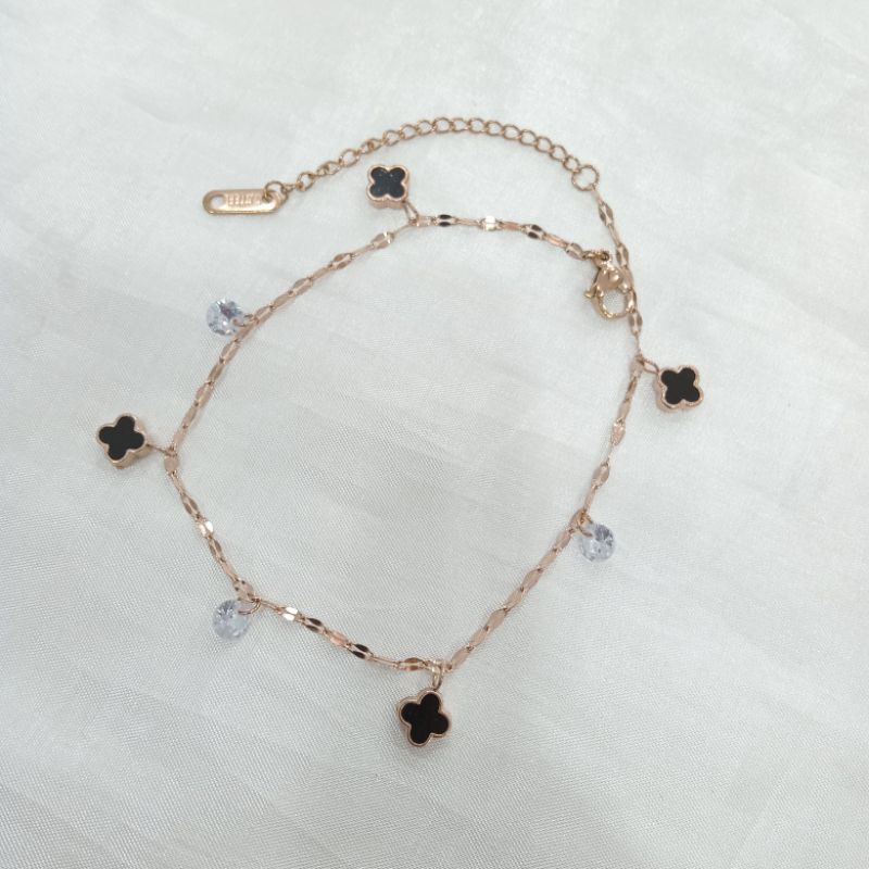 Gelang kaki titanium clover kecil mata putih- staycoolshop