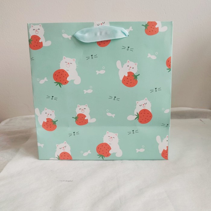

Paper Bag Premium Sky Blue Motif Kucing Strawberry