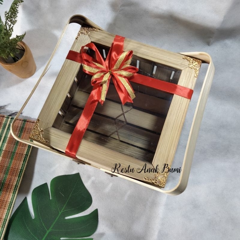 

Besek keranjang premium transparan 25cm wadah multifungsi pita merah dobel emas dan ukiran emas box mika | box hantaran bambu | tempat wajik kemasan | hampers makanan | seserahan unik | hampers bambu | wadah kue kering | wadah buah | wadah seserahan