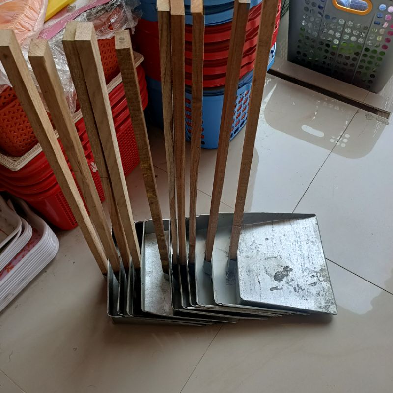 serokan sampah murah /pengki kaleng murah / pengki seng gagang kayu serokan sampah pengki tradisiona