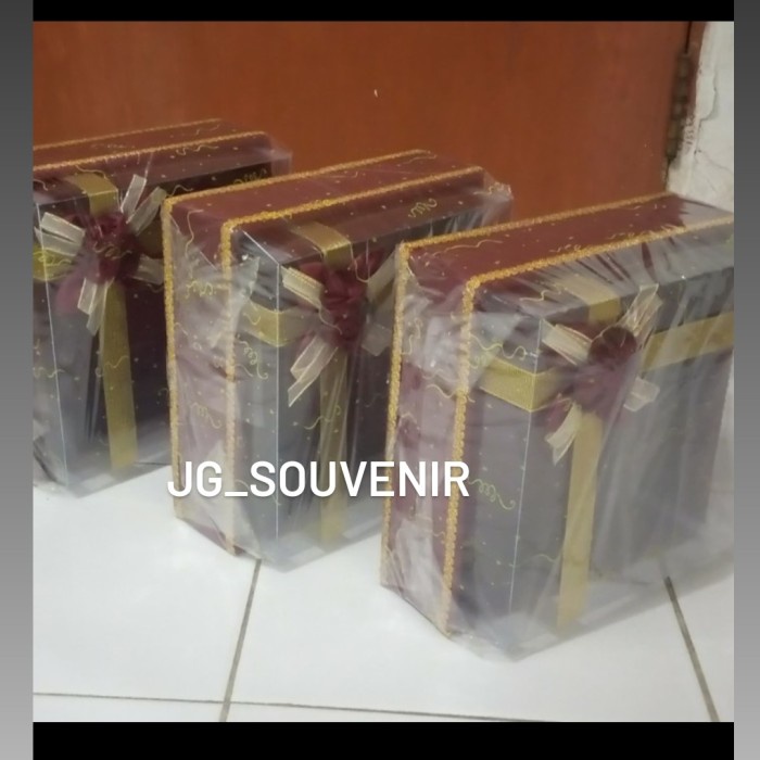 Kotak Hantaran Seserahan Tempat Kue Mika Ukuran 30 x 30 Maron