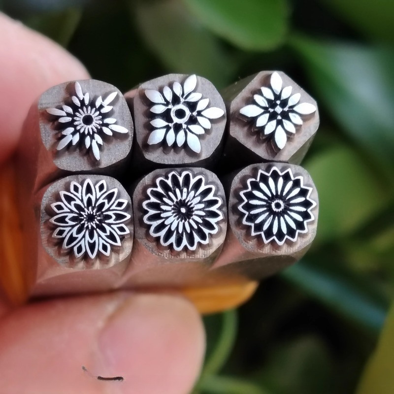 

Custom Logo Metal Stamps Flower Design Steel Punching Tool Leather Siver Carving Stamper Ring Blanks Pressing Jewelry Marking