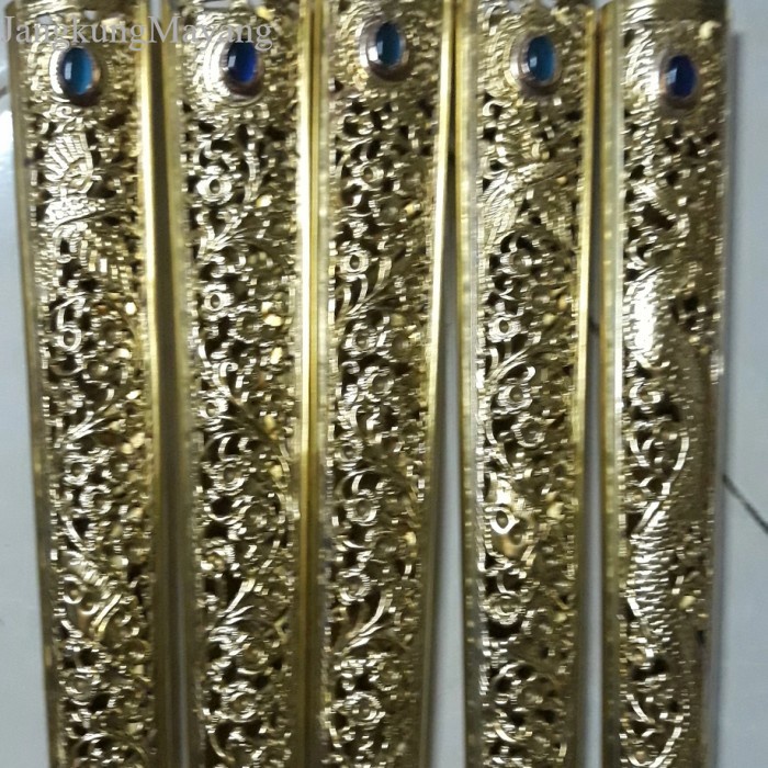 

sàtu set pendok krawangan dan topeng antik