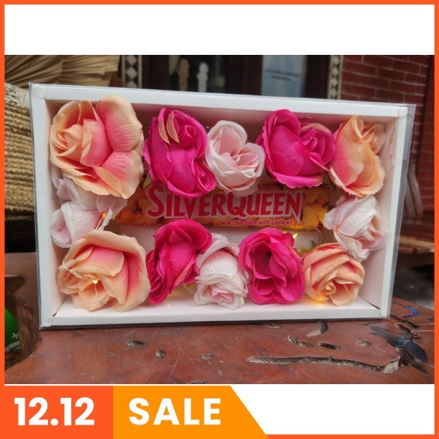 

HADIAH VALENTINE - ISI COKLAT SILVERQUEEN 58 GR DAN BUNGA ARTIFICIAL FREE GIFTCARD - HAMPERS BOX UNTUK ORANG TERKASIH