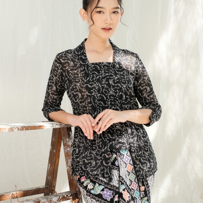 

Kebaya Kutubaru Adelia Lengan 7/8 Meradelima Sifon Hitam - M