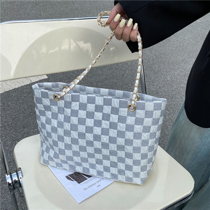 Large capacity bag for women
