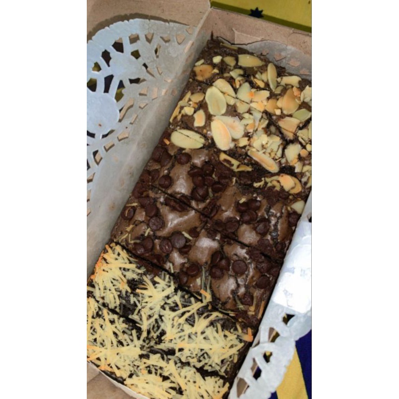 

Brokies- [COD]Brownies Fudgy Premium "TOPING MIX RANDOM" 18 Potong Panggang Enak Murah Nyoklat Shiny Crust new