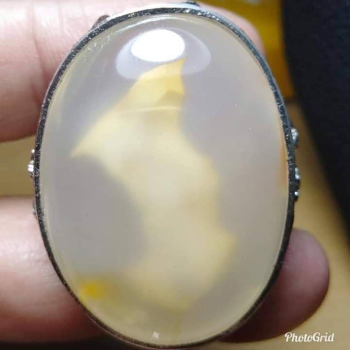 Cincin Batu Akik Kristal Motif Yakut Gambar Dalam Antik