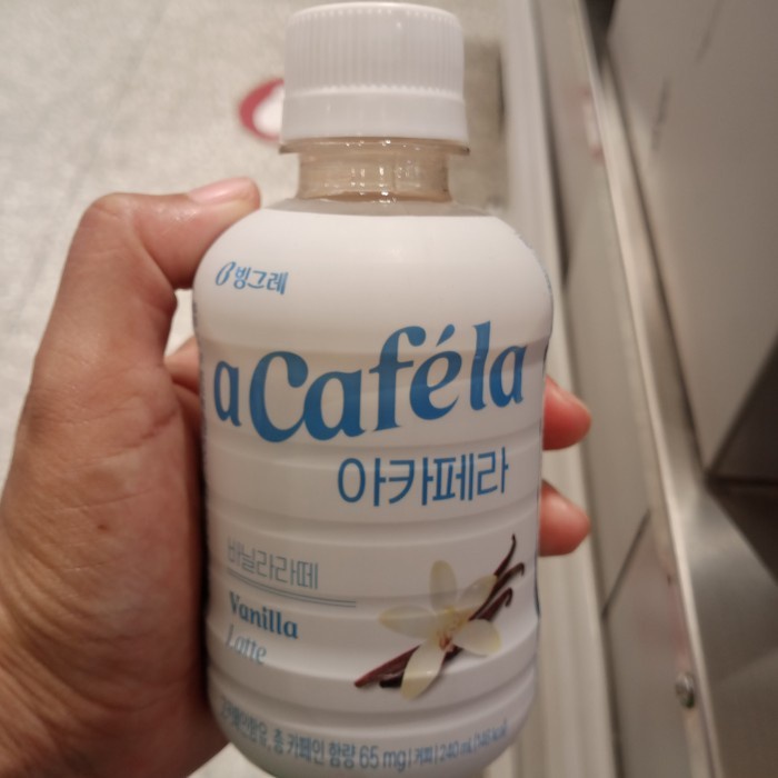 

Binggrae Acafela Vanilla Latte 240ml - Minuman Kopi Rasa Vanilla Latte