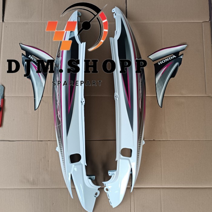 cover body belakang spacy putih plus striping