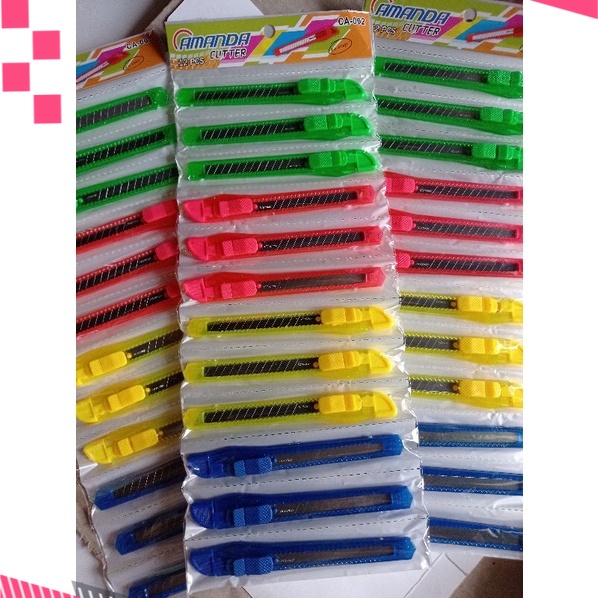 

Cutter Transparan Renteng Sedang(12pcs)/alat pemotong kertas/pisau cutter plastik MURAH GROSIR ATK BOLPEN PENSIL BUKU
