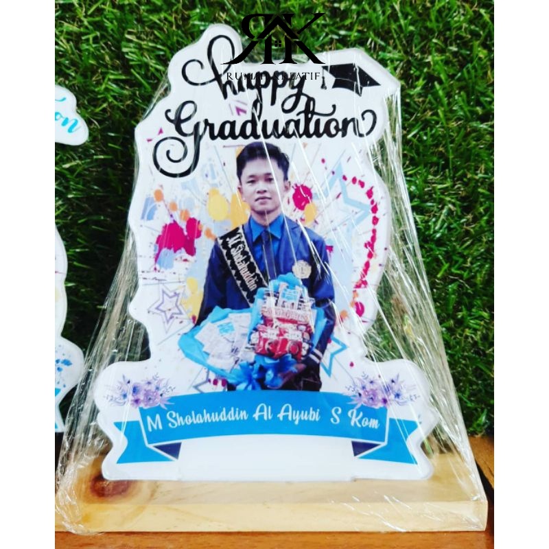 PELAKAT CUSTOM AKRILIK TATAKAN KAYU, KADO/HADIAH WISUDA, WEDDING, ULANG TAHUN, DLL.