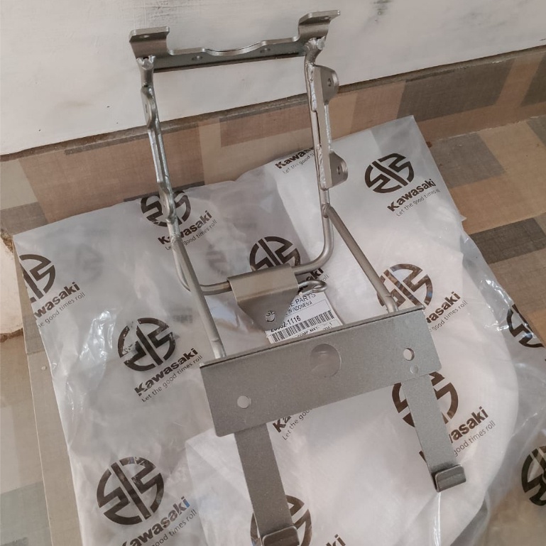 Braket Braket Lampu Depan Ninja SS R Original KGP 23062-1116 Bracket Dudukan Lampu Depan Ninja Ss R 