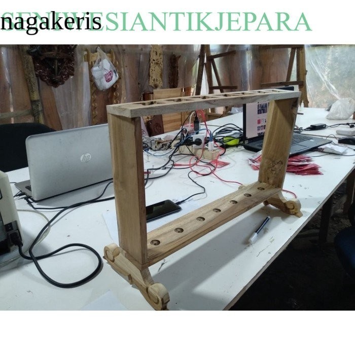 

GROSIR Jagrak keris minimalis kayu jati terbaru