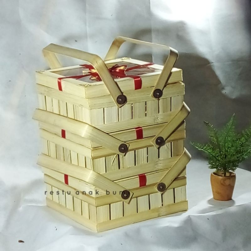 

TERURAH box keranjang mika transparan pita palang merah dobel emas hiasan ukiran emas 25x25cmbox mika | box hantaran bambu | tempat wajik kemasan | hampers makanan | seserahan | hampers bambu | wadah kue kering | wadah buah | wadah seserahan | gift box