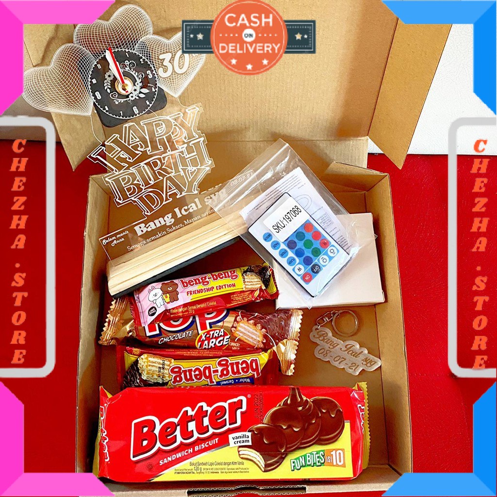 

BINGKISAN KADO ULTAH PASANGAN PACAR ISTRI MANTAN ISIAN MINI DAN BESAR / GIFT BOX / HAMPERS KADO ULANG TAHUN CEWEK PAKET COKLAT/ SNACK DAN LAMPU HIAS AKRILIK uk 15X10 / BONUS GIFT CRAD UCAPAN