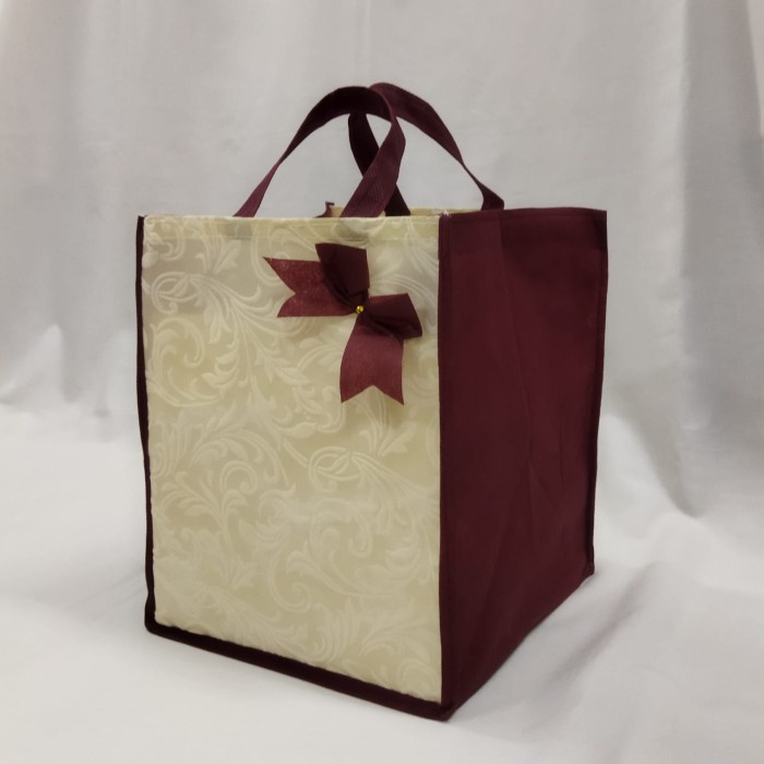 

Tas Spunbond Pita Emboss Muat 2 Box Ukuran 20x20 cm / 22x22 cm - Cream/Maroon