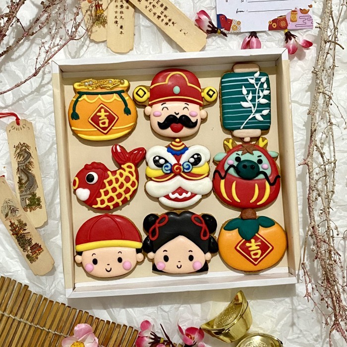 

JT 1 BOX isi 9 butter cookies icing kukis hias imlek character sincia cny - GRAB/GOJEK