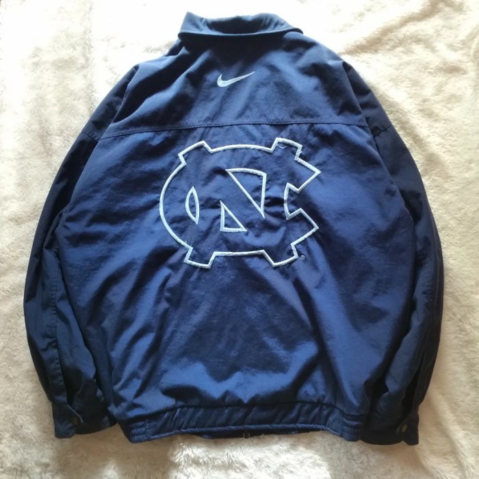 jaket nike carolina big logo nike vintage nike big logo