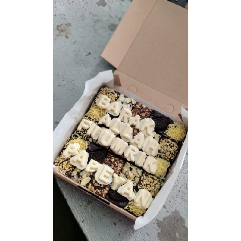 

Brokies- Brownies fudgy topping bisa request nama/[COD]Brownies Fudgy Premium "TOPING MIX RANDOM" 25 Potong Panggang Enak Murah Nyoklat Shiny Crust