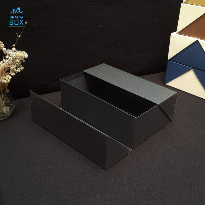 

PL BOX HAMPER - HARDBOX - KOTAK KADO - ukuran 35.5 cm x 23.5 cm x 12 cm - Hitam