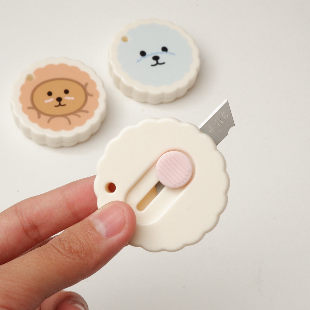 

Cutter Mini Bulat Beruang DJ11-8493 Cuter Kater Pemotong Kertas Kater Motif Mini Karakter Lucu Small Knife Pisau alat sekolah kantor lengkap murah