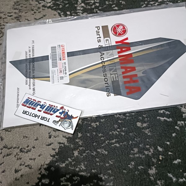 striping sticker stiker polet tangki tengki tank bensin kiri bawah ori original yamaha 3c1 vixion ol