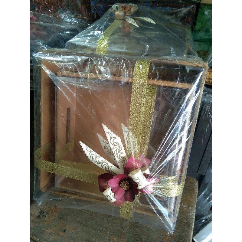

KOTAK HANTARAN EKLUSIF ISI 2 BUNGA VIP SOUVENIR PERNIKAHAN SOUVENIR MURAH SOUVENIR SEMUA ACARA