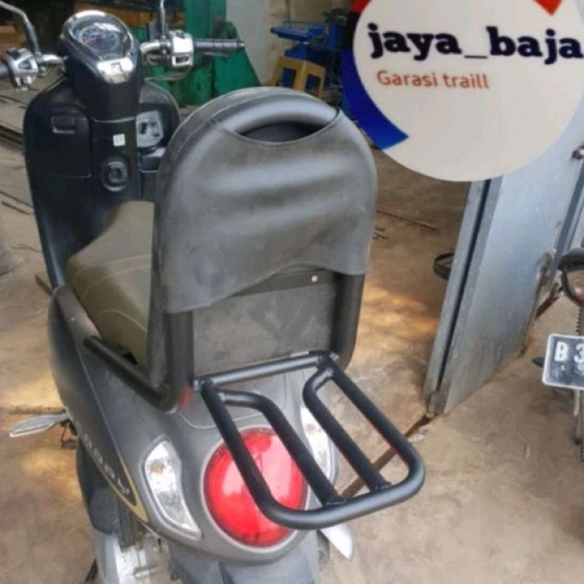 Behel sandaran motor scoopy dan vario