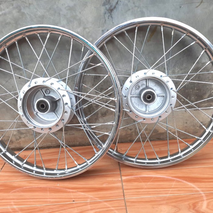 velg pelek belakang jari jari motor honda supra fit new 125 kharisma