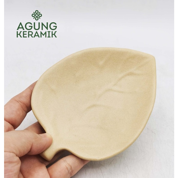 Piring Motif Daun Agung Keramik