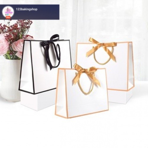 

Satuan- Paperbag hitam putih/ putih gold persegi (sudah dengan PITA+TALI)/ Tas kado gift bag simple hitam putih/putih gold