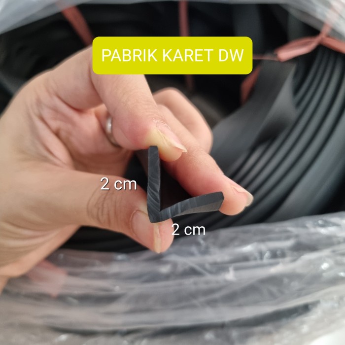 LIS KARET PENGAMAN SIKU SUDUT 2x2 CM LIST LIS L 2 X 2 CM TEMBOK MEJA HARGA PER 1 METER