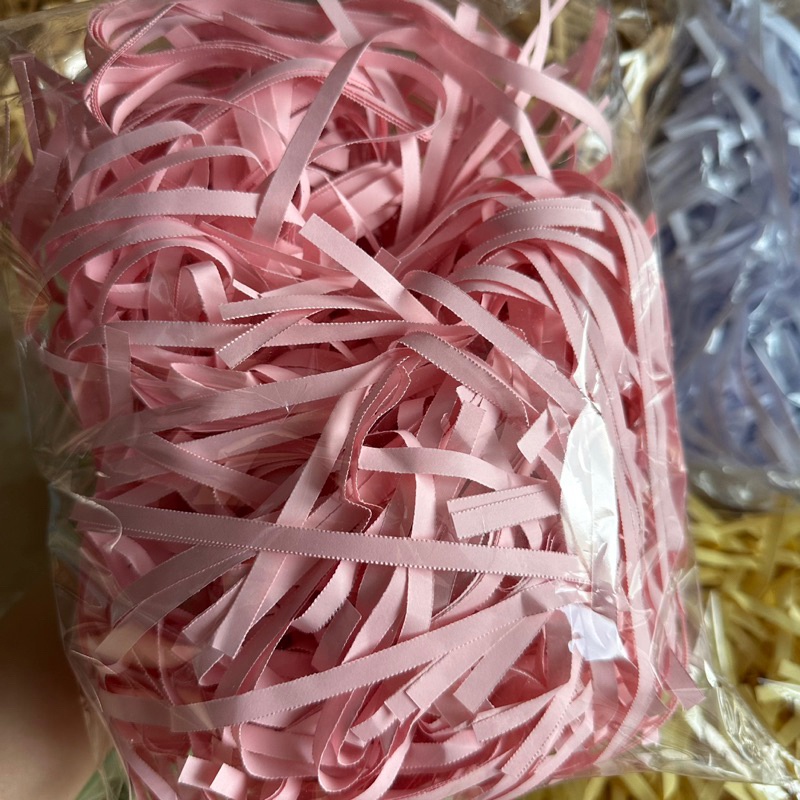

KERTAS CACAH 60GR / SHREDDED PAPER / KERTAS SERUT POTONG ALAS HAMPERS