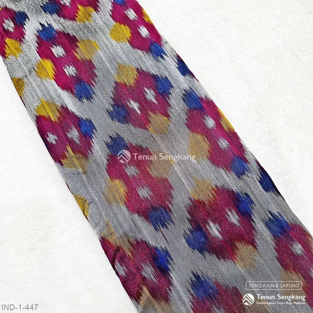 Kain Tenun Ikat Sutra Bugis Makassar Silver - Tenun Sengkang IND-1-447 (Harga per 0,5 Meter)