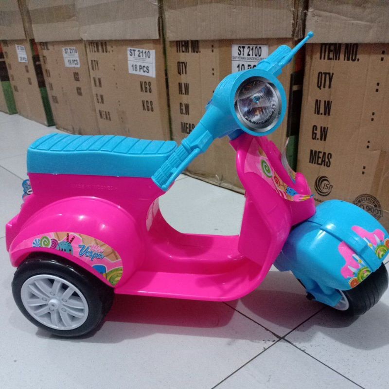 BNH61 (Bisa cod) Mainan Vespa roda tiga anak ada Musik dan lampu + helm FD 303/FD 307