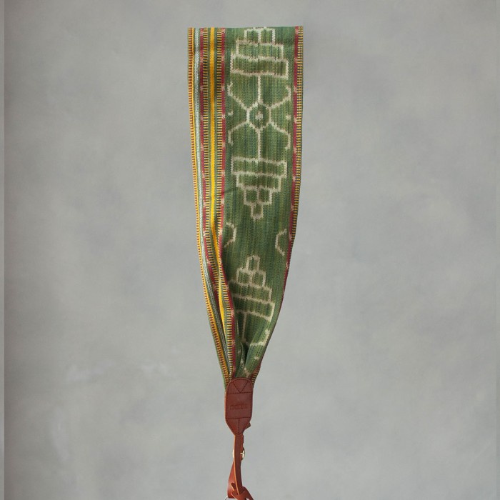 

Tali Kamera Tenun Ikat / Camera Strap - Noesa - Sangkut Size L - 023B23