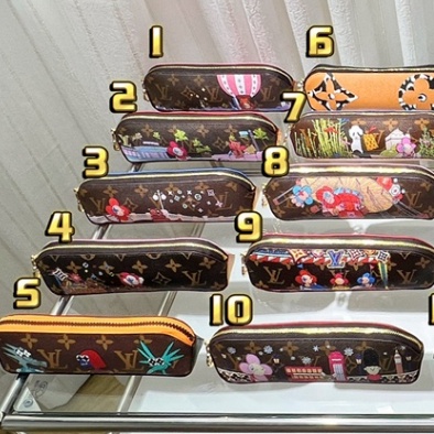 

(Original) 2023 New Louis Vuitton LV pencil case,Decoration elegant appearance, office supplies worth owning. Monogram canvas, vibrant color palette to add glamour to the desktop size 22x 6x 6cm,have box