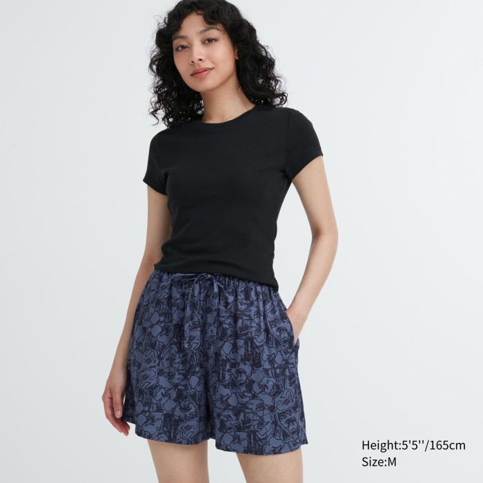 UNIQLO Celana Pendek Rileks Rayon Motif 461175 Wanita S - 68 BLUE