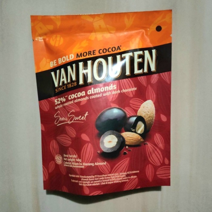 

Van Houten Coklat Dark 52% Cocoa Almonds Pouch 40 gr