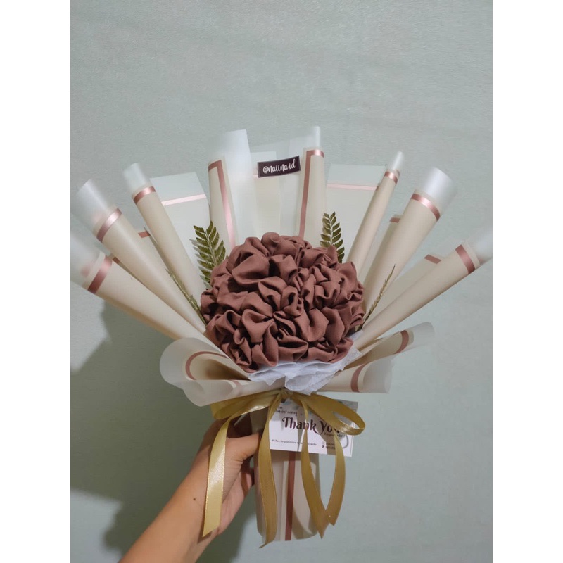 

Buket Bunga Hijab Voal | buket hijab segi empat | Buket Hijab Bella Square