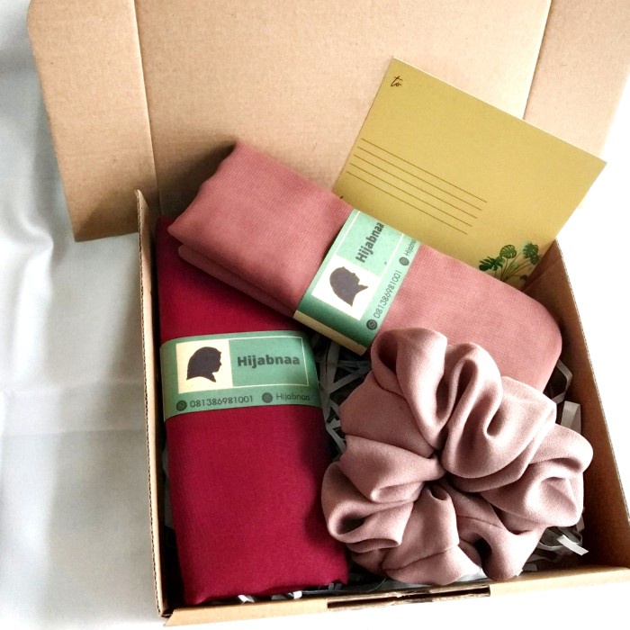 

KADO PERNIKAHAN HAMPERS HIJAB 2 BELLASQUARE SRUNCHIE