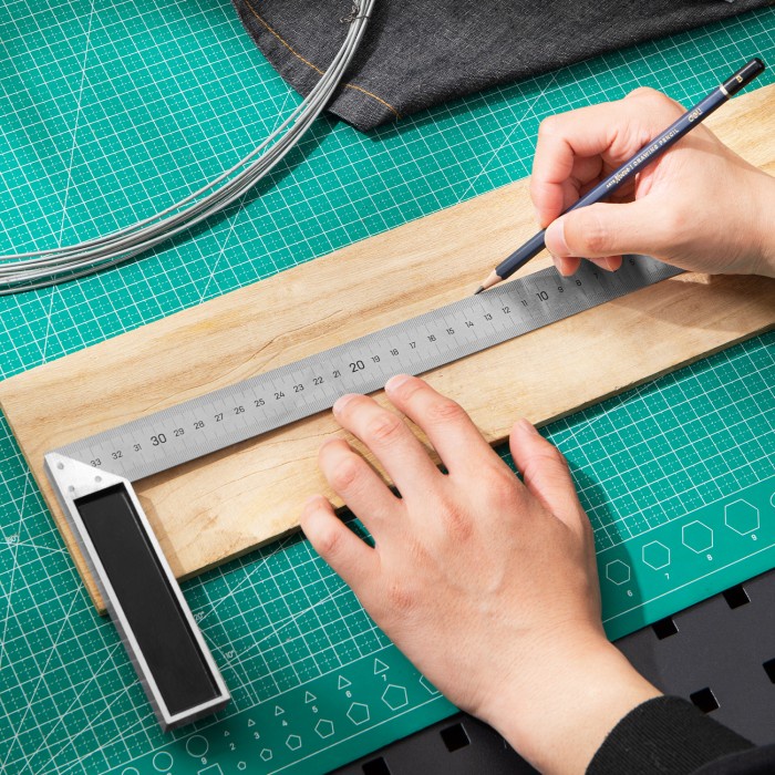 

Deli Penggaris Siku L / Steel Angle Ruler Mistar Garisan Siku EDL302XX - 300mm