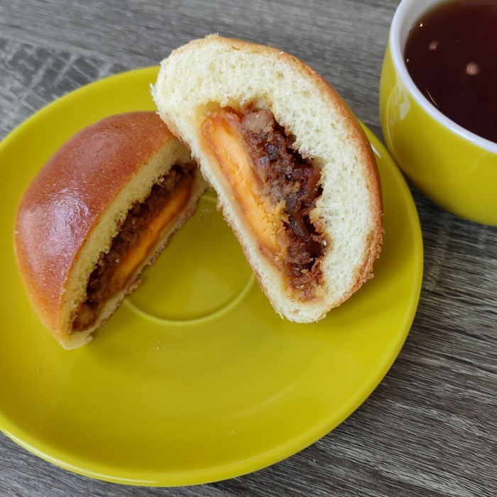 

Roti Baso Ayam Telor Asin