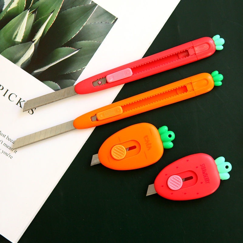 

(YUMI) Cutter Mini / Cutter Carrot / Pisau Lucu / Cutter Carrot / Pemotong Kertas Wortel Strawberry (YUMI)