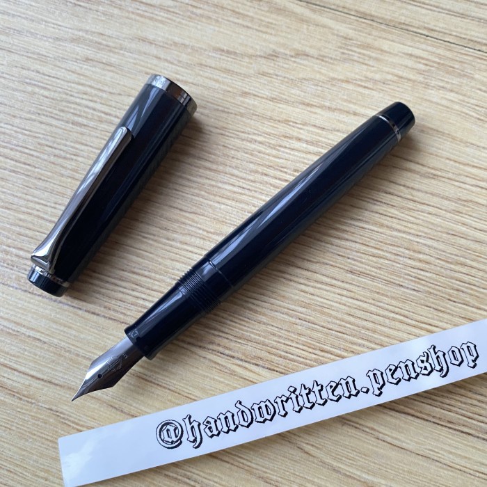 

Terbaru-Cod SAILOR Lecoule Color Fountain Pen #Iroshizuku Kakuno Metropolitan 3776 - All Black