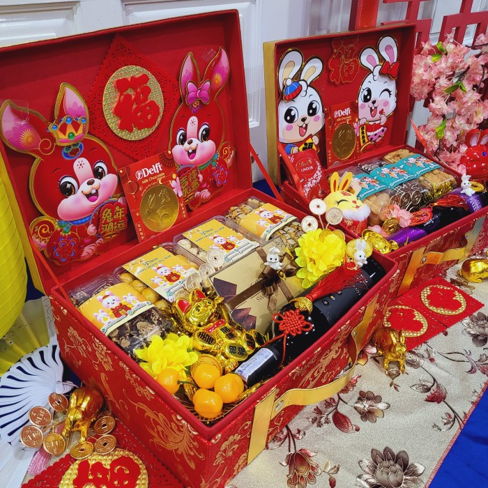 

Paket Dekorasi Hampers Imlek Bunga CNY Parcel Hadiah Kue Kering 006 - Size M/juice.