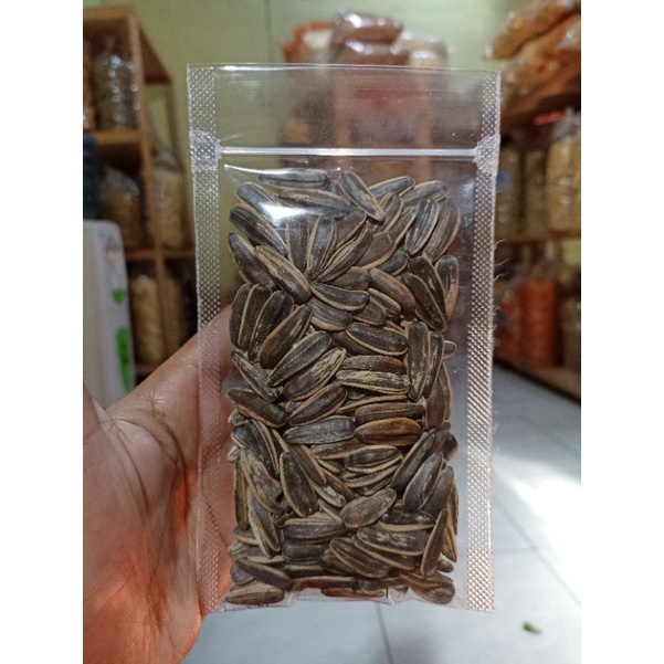 

KUACI KWACI MATANG BIJI BUNGA MATAHARI SNACK KERING CAMILAN CEMILAN MAKANAN KERING MURAH KILOAN DIJAMIN FRESH BARANG BARU RASA ENAK GURIH MANIS ASIN RENYAH MOROTUKU SNACK