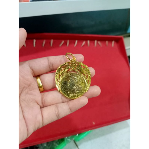 Liontin rupiah dan ringgit daun tempahan. liontin koin replika emas