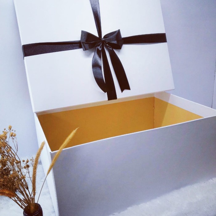 

kotak kado BESAR/ giftbox/boxsouvenir/40x30x15 cm/WHITE/ berpita